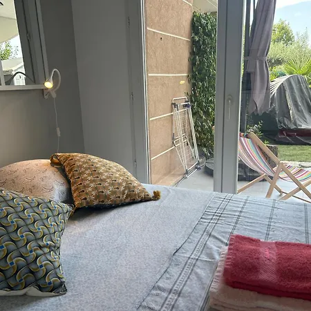 Joli Climatise Avec Jardin Dans Avec Piscine Αντίμπ