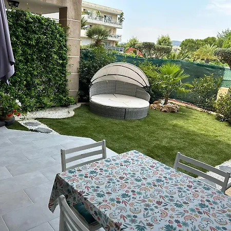 Daire Joli Climatise Avec Jardin Dans Avec Piscine