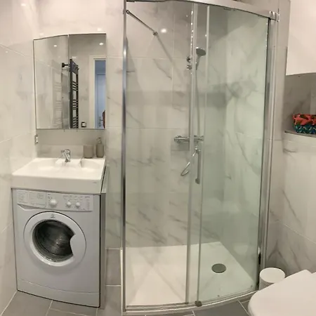 Joli Climatise Avec Jardin Dans Avec Piscine アパート アンティーブ