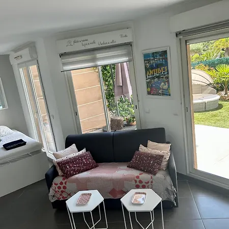 Joli Climatisé Avec Jardin Dans Résidence Avec Piscine Antibes